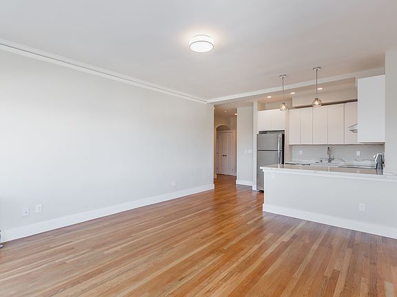 3rd image of 2224 Leavenworth St #404