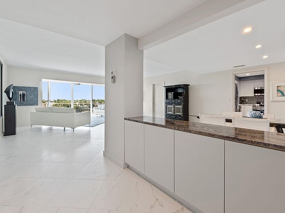 4th image of 555 SE 6th Avenue #5d