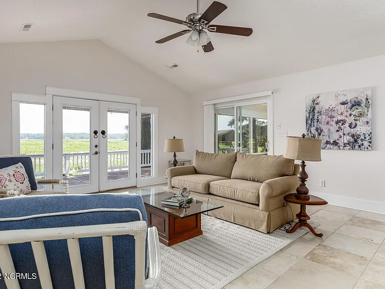 647 Castleberry Ct — Photo 6
