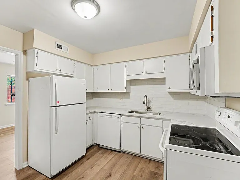 1309 Hudson Ave #C10 — Photo 8