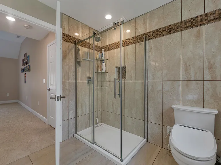 40 Mary Ann Ave — Photo 52