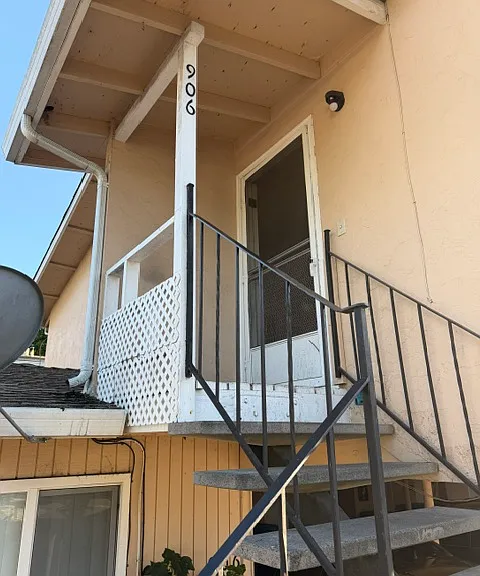 906 Beaver Ln — Photo 2