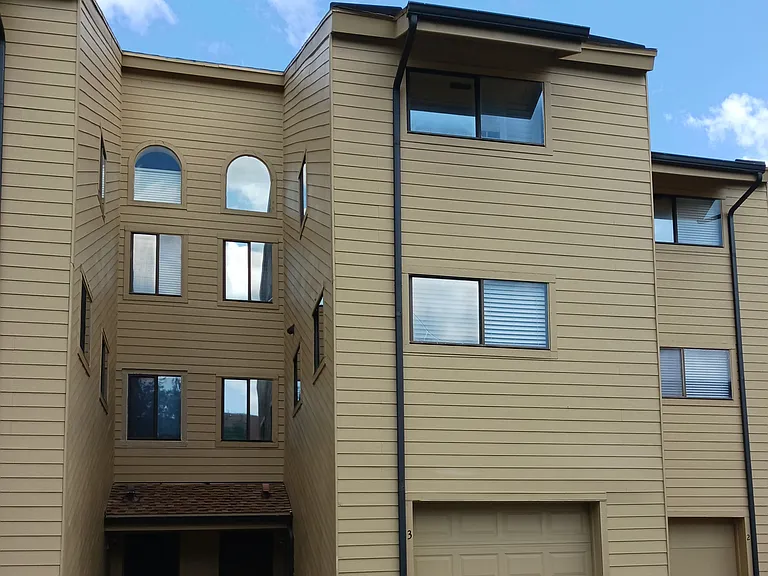 Riverbluff townhome 3 storywith garage