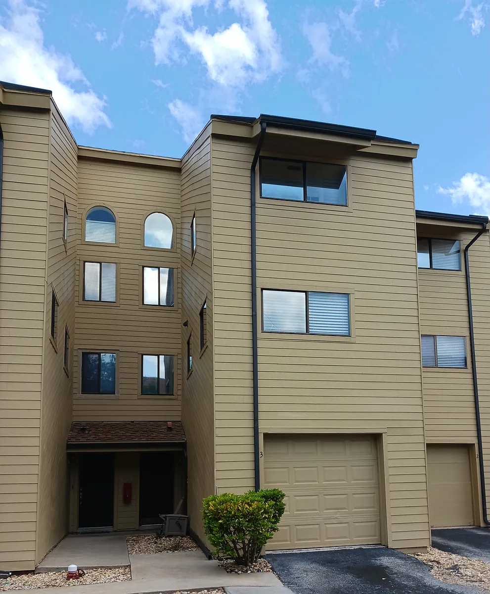 Riverbluff townhome 3 storywith garage - 441 N Harbor City Blvd