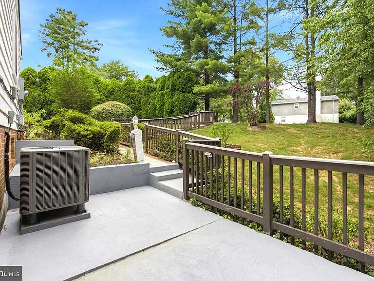 4915 Powell Rd — Photo 6