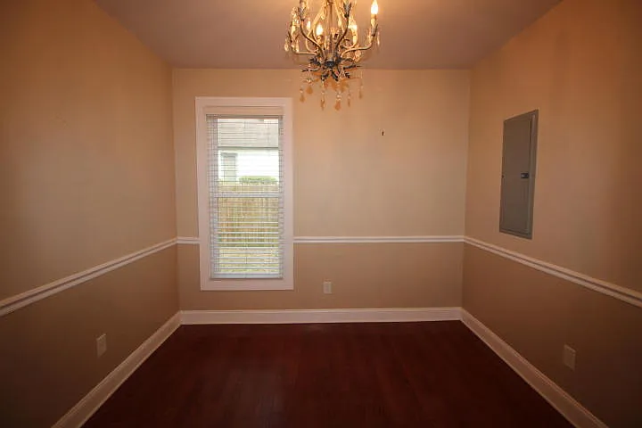 390 W Connecticut Ave — Photo 2