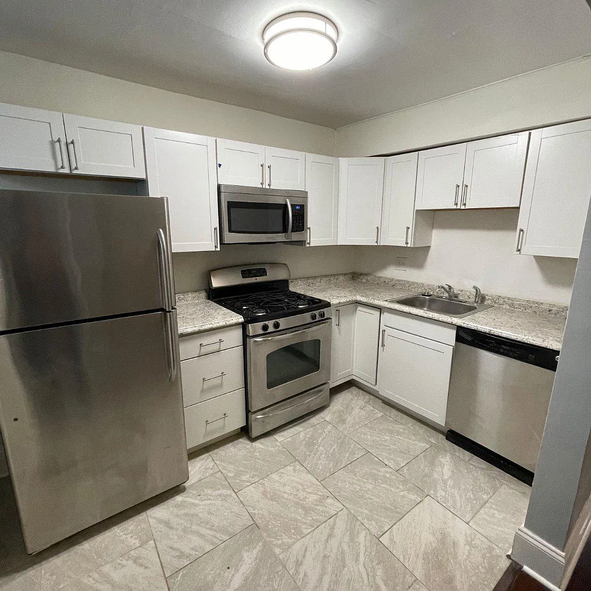 2 bed, 1.0 bath, 1496 sqft, $1,300 — Photo 4