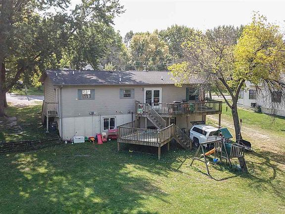 3rd image of 707 Railroad St