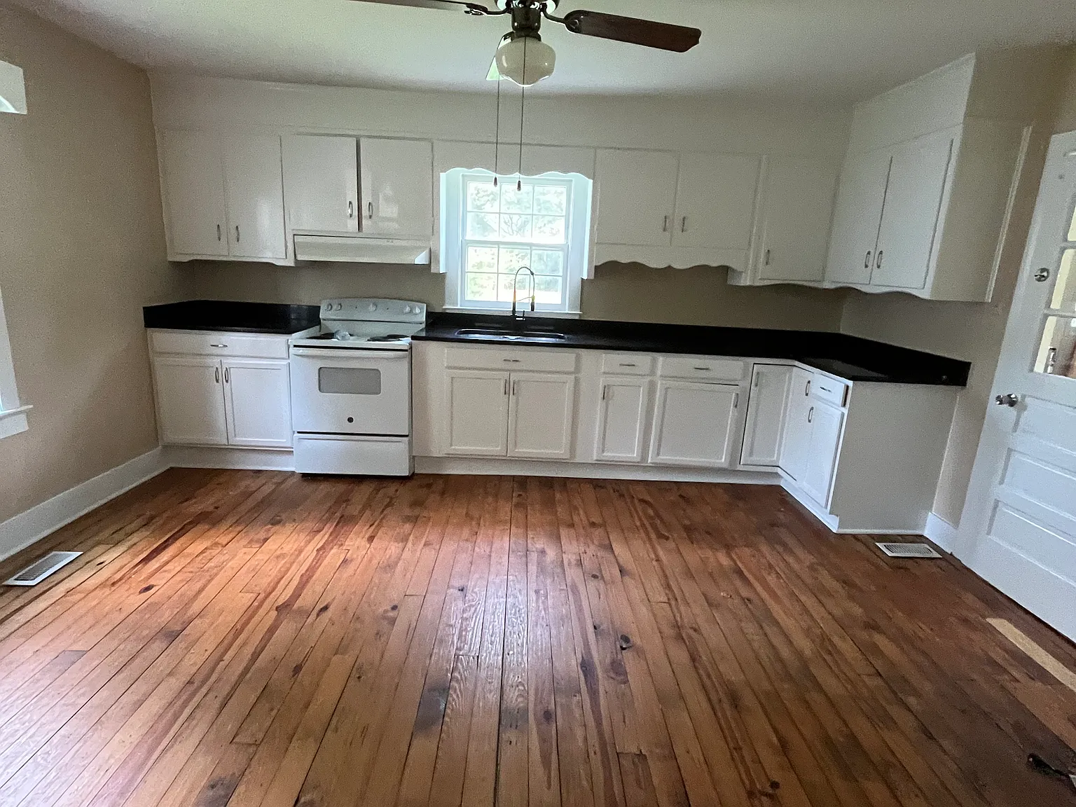 2 bed, 1244 sqft, $1,350 — Photo 4