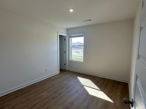 5th image of 400 Ratliff Ave