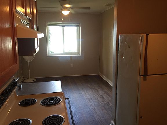3rd image of 610 Moss Ln