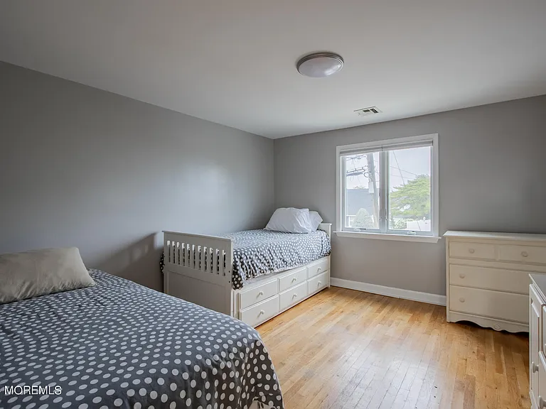 32 Howland Ave — Photo 11