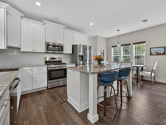 5th image of 417 W Belmont St