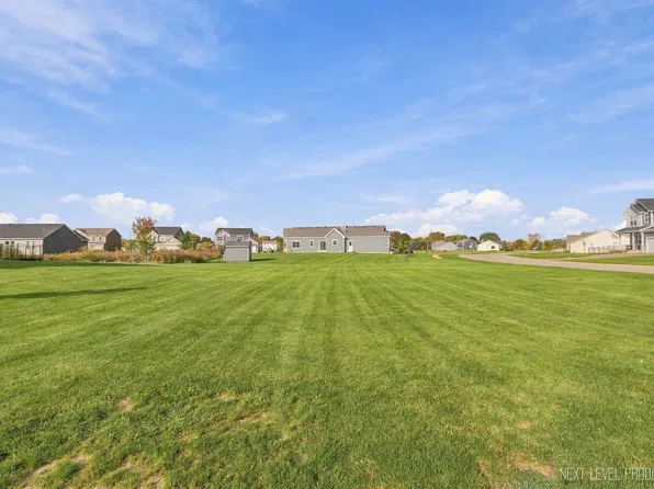 211 Christensen St, Hinckley, IL 60520