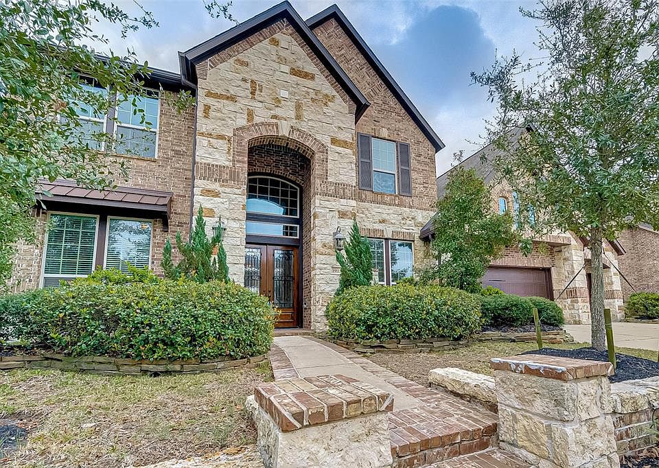 Welcome home! Double entry doors make for a grand entrance.