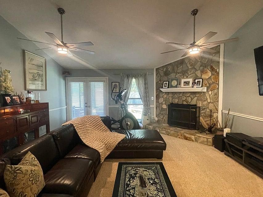 1st image of 118 Oak Shores Dr