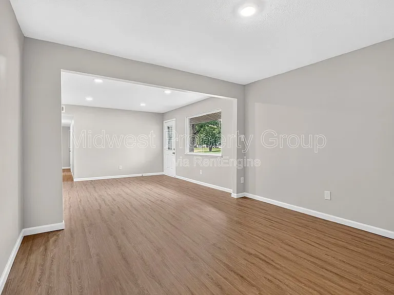 216 Allen Dr — Photo 3