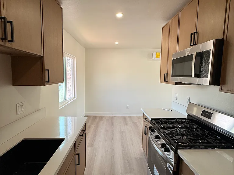 3445 Edgehill Dr #5 — Photo 2