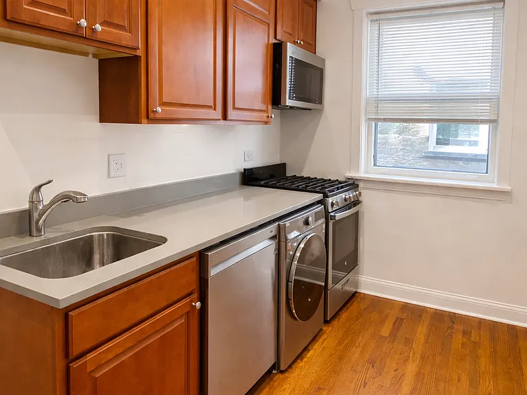 114 Clyde Ave — Photo 4