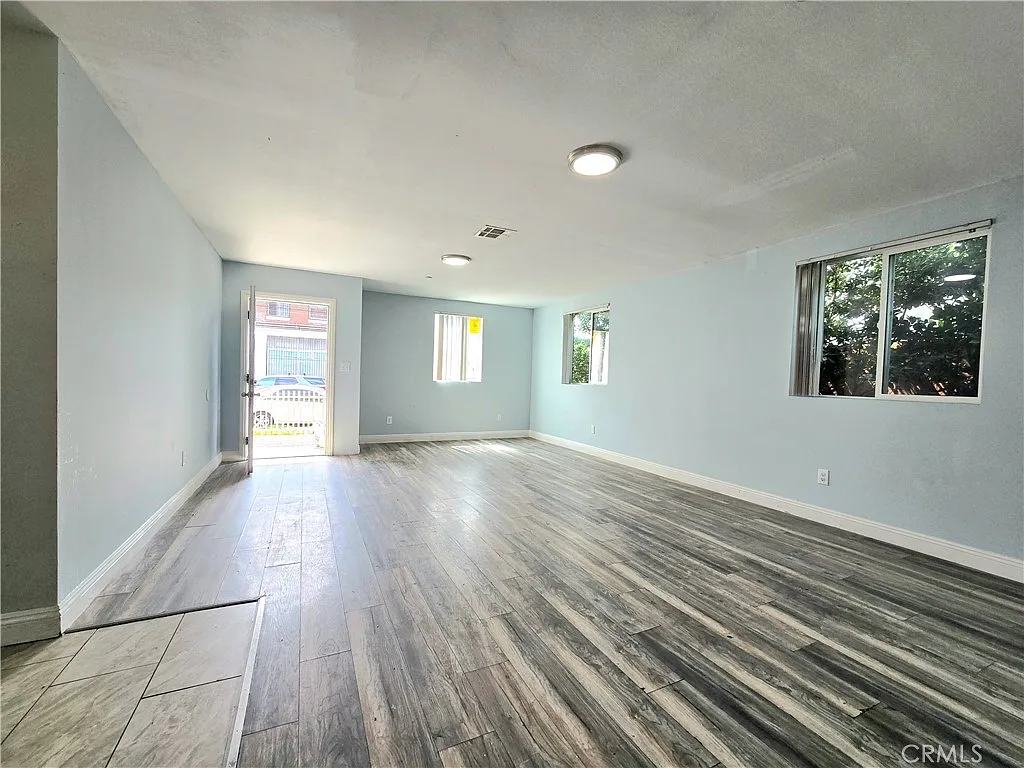 5 bed, 3500 sqft, $4,000 — Photo 2