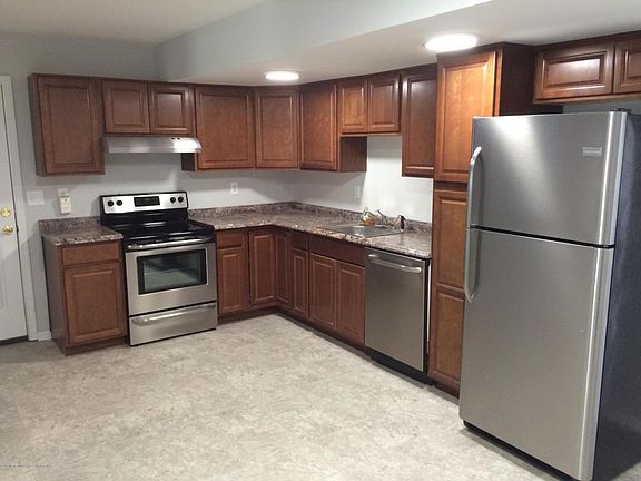 4th image of 204 Hearth Ct W