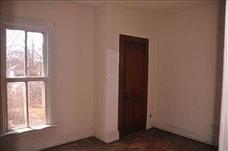 4th image of 321 Jefferson St