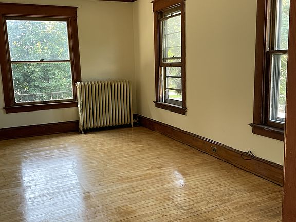 4th image of 932 Saint Clair Ave
