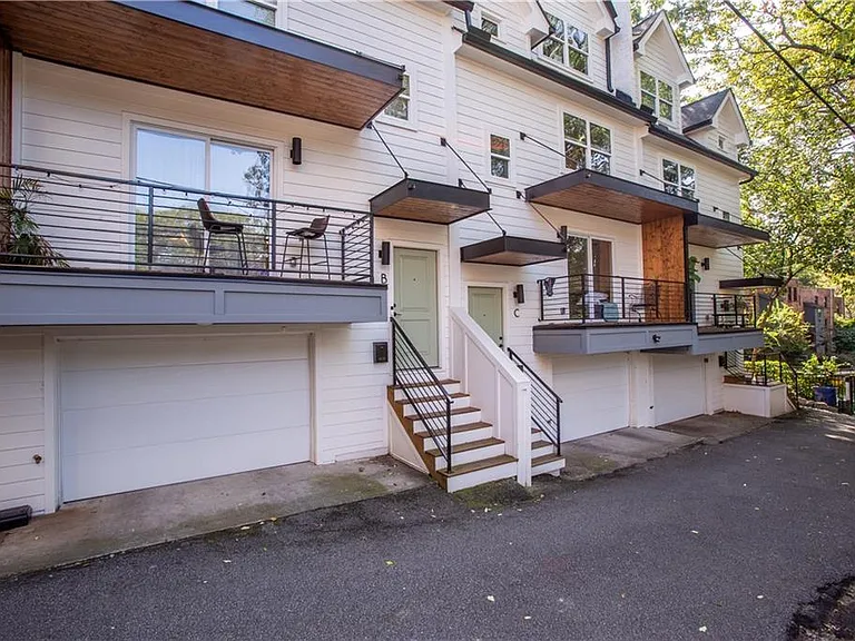 704 Durant Pl NE #D — Photo 1