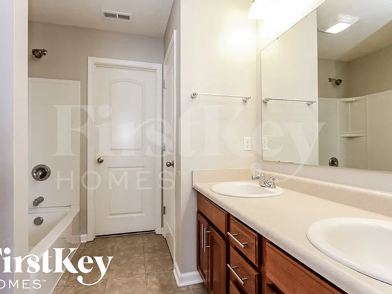 15526 Farmland Ct — Photo 9