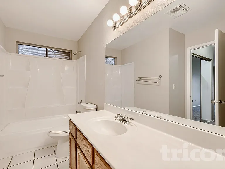 1705 E Carter Rd — Photo 7