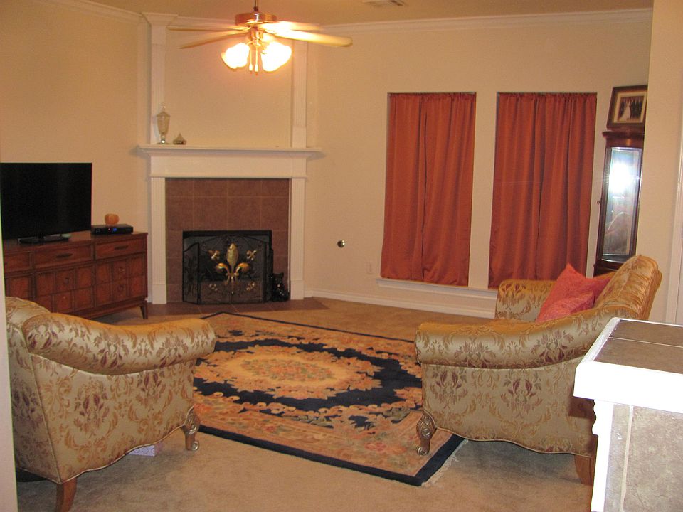 Spacious Living Room 