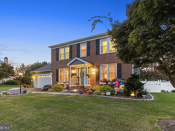 3rd image of 10 Old Farm Ln