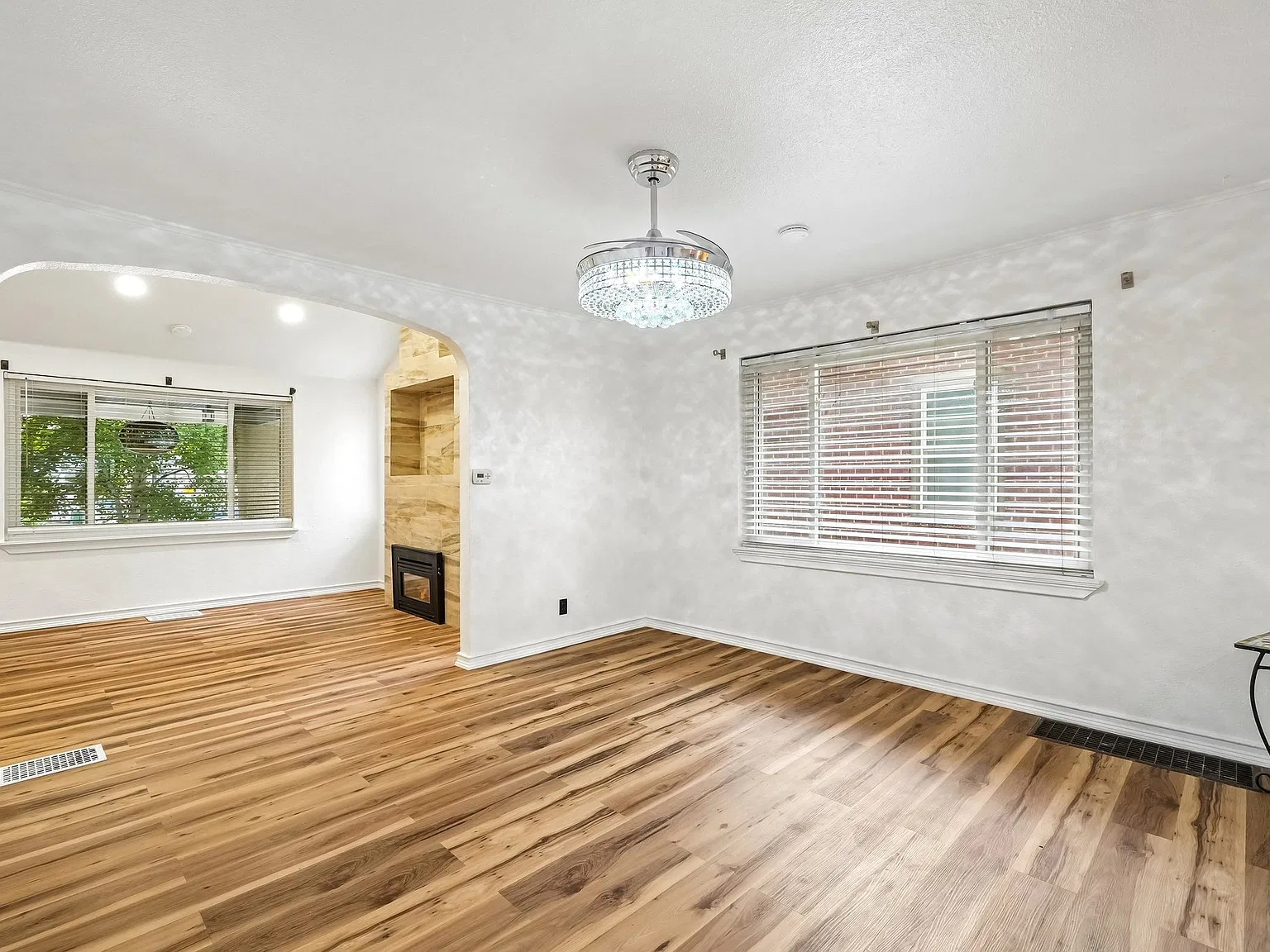 5 bed, 4450 sqft, $5,400 — Photo 3
