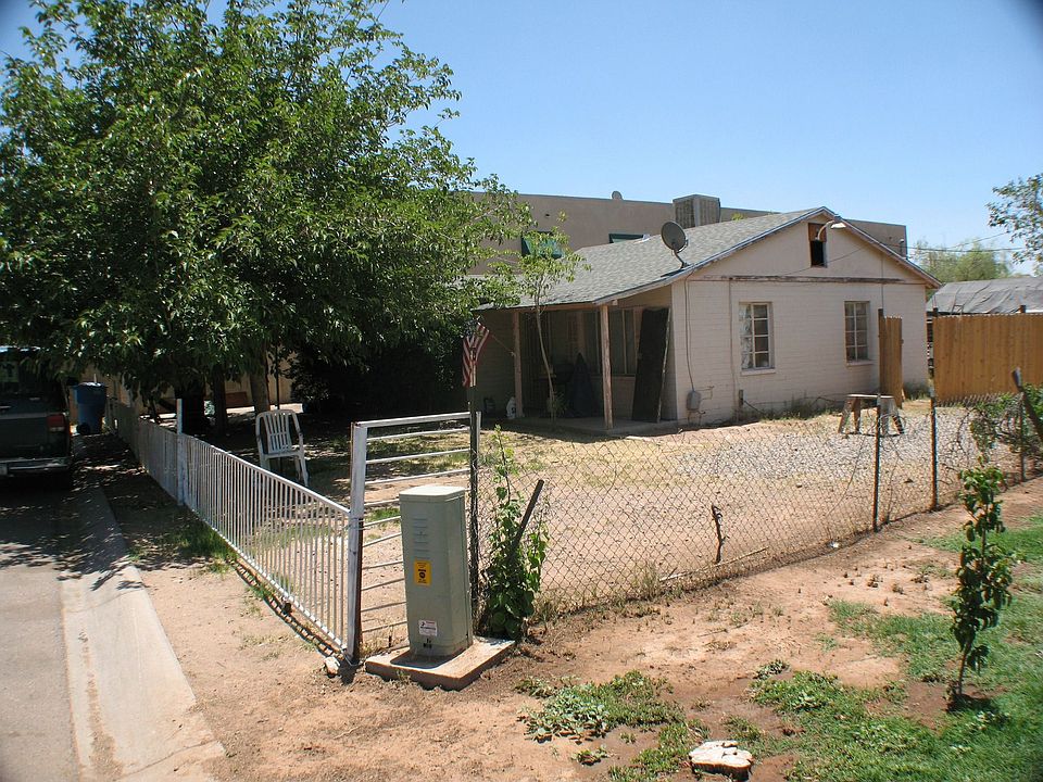 shade tree conveniently covers front of house