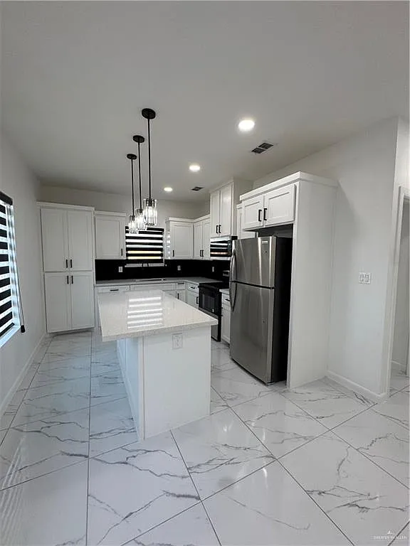 3 bed, 2.0 bath, 1050 sqft, $1,300 — Photo 3