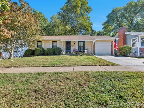 2448 Village Glen Ct, Maryland Heights, MO 63043