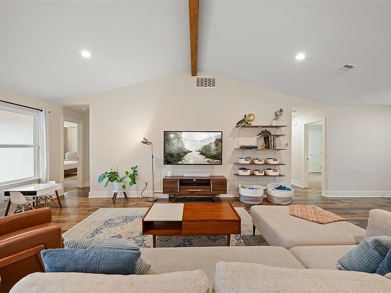 4902 Pelham Dr — Photo 10