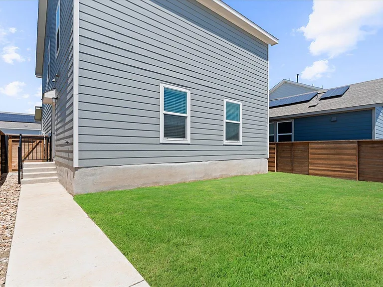 905 Powell St — Photo 34