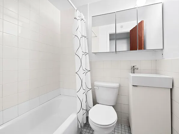 133 Manhattan Avenue image 18 of 20