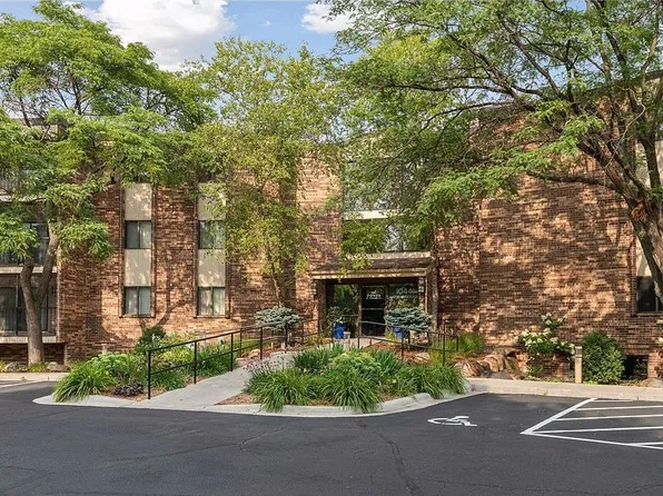 10451 Greenbrier Rd APT 122, Minnetonka, MN 55305