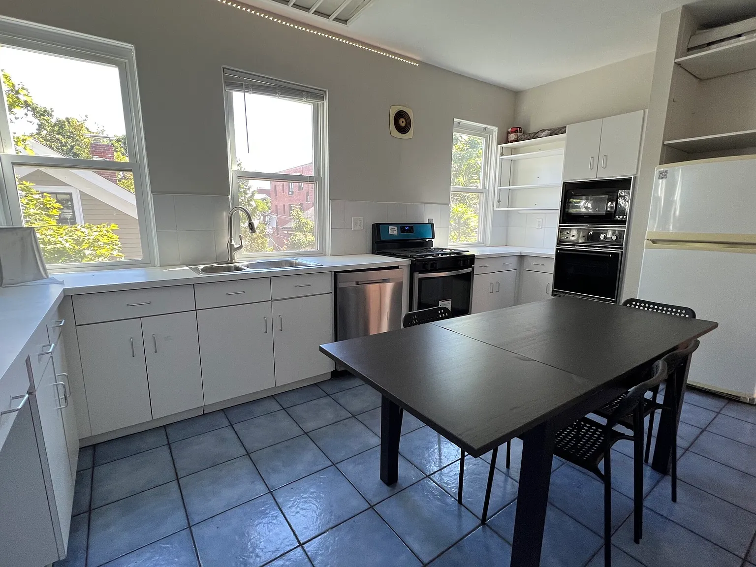 8 bed, 3.5 bath, 3000 sqft, $11,750 — Photo 3