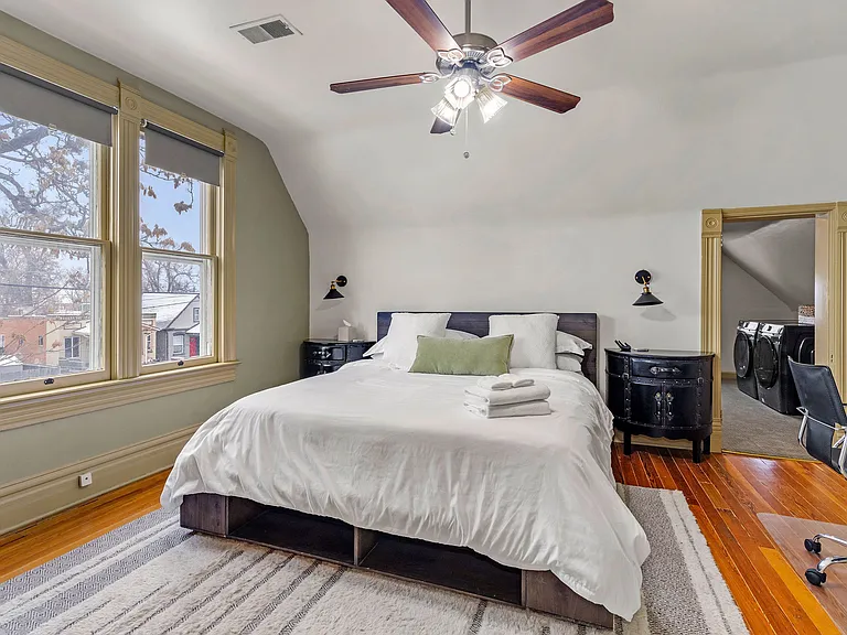 Primary Bedroom (King Bed)