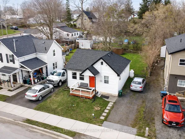 30 Strachan St, Belleville, ON K8P 1W8