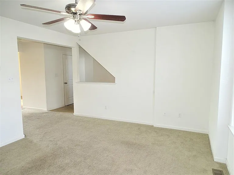 126 Wheatstone Ln — Photo 3