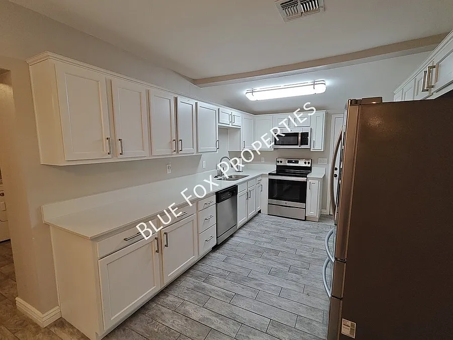 619 S Highland Avenue — Photo 2