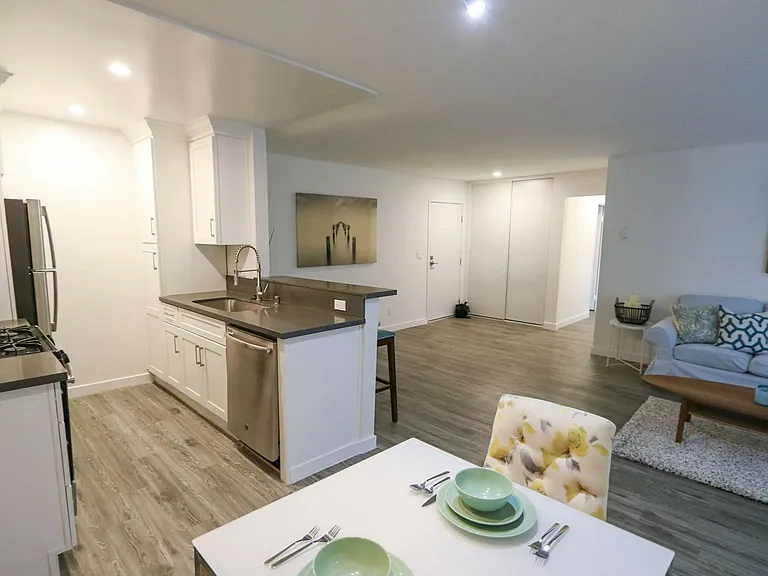 Westwood Riviera Apartments — Photo 54