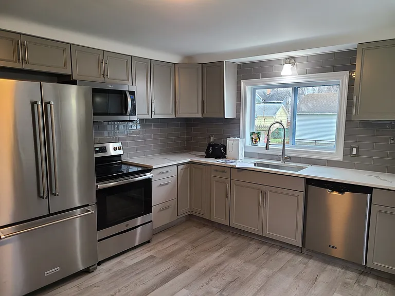 431 W Minster — Photo 3