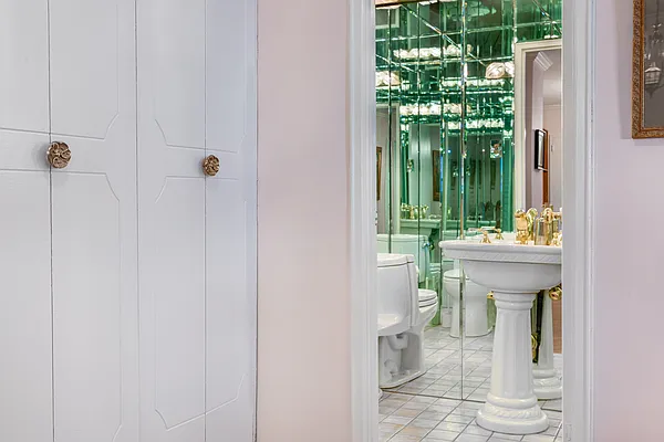 Sold by R New York | media 7