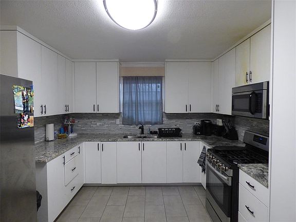 5th image of 1403 Fernwood Ave