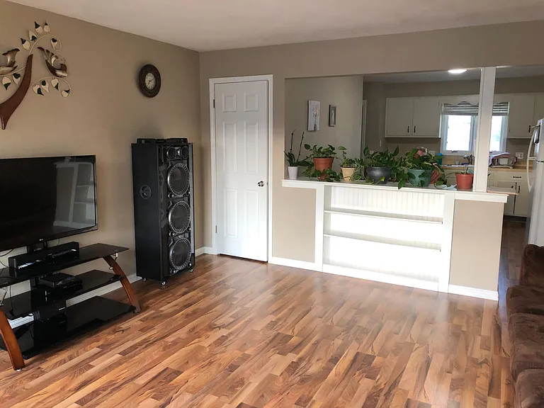 2504 N Lexington Dr — Photo 2
